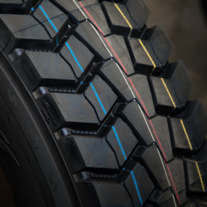 ยางรถบรรทุกหนักใหม่จากโรงงาน สำหรับขนาด 315/80R22.5 295/80R22.5 11R22.5 18PR ยางตัน สำหรับรถบรรทุกตงเฟิง - Product Image 2