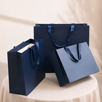Sacs shopping en papier bleu marine de luxe personnalisés avec logo, poignées en ruban, emballage cadeau recyclable pour vêtements, vente en gros