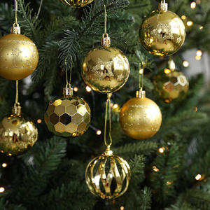 Bolas de Navidad Juego de plástico Adornos de bolas de Navidad huecos 6cm Bola de decoraciones de Navidad de oro rojo - Product Image 5