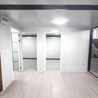 Maison conteneur modulaire de 20 pieds avec panneau mural étanche à cadre personnalisé, aménagement intérieur flexible, double aile inclinée, appartement/hôtel/villa