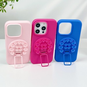 Funda de silicona con ventosa de color caramelo y logotipo personalizable, con soporte trasero para iPhone 17, 16, 15 Pro y Samsung Galaxy - Product Image 1