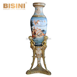 Jarrón de Porcelana Pintado con Diseño Barroco Clásico de Latón Dorado con Figura de <span class=keywords><strong>Doncella</strong></span> Cosechando Uvas y Asas - Product Image 2