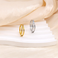 Bijoux en diamant de luxe délicats Bague pour femme en cristal CZ avec croix Bague en acier inoxydable X plaquée or 18 carats