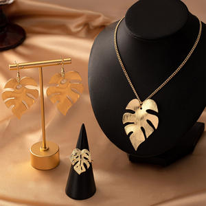 Vente en gros de colliers et boucles d'oreilles à feuilles creuses Parure de bijoux rétro de luxe tendance - Product Image 2