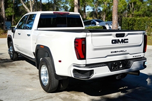 GMC Sierra 3500HD Denali Ultimate Crew Cab 4x4 2024 Usato in Condizioni Perfette, Guida a Sinistra, Telecamera Posteriore, Sedili in Pelle - Product Image 4