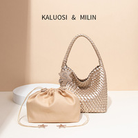 Tas Tote PU Anyaman Poliester Warna Champagne Gold Model Gun Same Style dengan Gantungan Bintang, Kapasitas Besar, Fashionable, Selempang