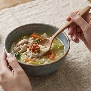 Ensemble de couverts en teck massif 100% de Carola, alliant la beauté du bois naturel et l'artisanat oriental pour un design intemporel et écologique - Product Image 2