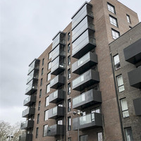 Système de garde-corps en verre minimaliste sans cadre en forme de U pour escalier, terrasse et patio