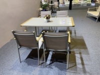 Ensemble table et chaises à cadre en aluminium avec sièges beiges et bords dorés pour terrasse extérieure