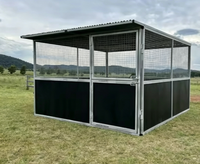 Kit de box pour chevaux avec structure en acier galvanisé, parois en HDPE, toit et mangeoires pour fermes équestres