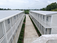 Maison préfabriquée modulaire à deux étages en panneaux d'acier à assemblage rapide, balcon en forme de L, dortoir, 40 pieds, garantie 5 ans