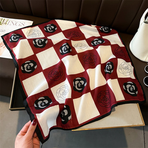 Elegante sciarpa floreale in bianco e nero per <span class=keywords><strong>donna</strong></span> sciarpa quadrata con stampa floreale bandane 65*65cm supporto modello personalizzato - Product Image 6