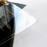 Carte d'invitation de mariage en acrylique transparent avec couverture en papier noir, dorure à chaud, ficelle dorée, sceau de cire, plantes, fleurs et boîte