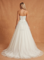 Gaun Pengantin dengan Ekor, Gaun Pengantin untuk Pengantin Wanita Ukuran Besar, Aplikasi Mutiara dan Renda, Model Ball Gown, Gaun Pengantin Custom Warna Ivory