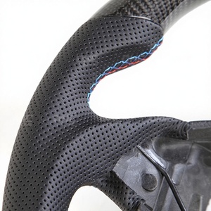 Volant <span class=keywords><strong>de</strong></span> course moderne et simple YLC T5EVO E60 en cuir perforé et fibre <span class=keywords><strong>de</strong></span> carbone avec éclairage LED, 3 branches, 50 mm, pour modification <span class=keywords><strong>de</strong></span> voitures - Product Image 5