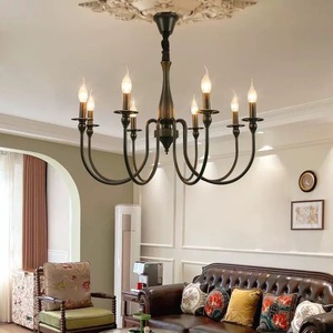 Lampadario a Candela Vintage Europeo all'Ingrosso con Classica Struttura in Metallo Nero per Ville, Hotel, Ristoranti e Progetti d'Interni - Product Image 1