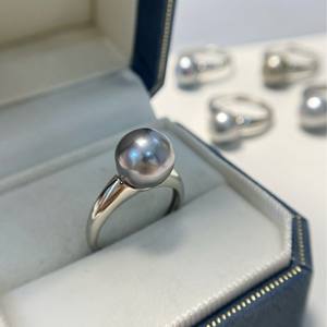 Anillo Minimalista de Plata Pura S925, Versión Ligera, Gris Platino, Perla de 12-11 mm, Elegante y Generoso, con Incrustaciones de Oro K de Alta Gama - Product Image 1