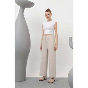 Pantalon plissé beige élégant pour femme Puane avec fermeture éclair et plis, idéal pour le bureau ou les occasions décontractées, Modèle 18228PNT - Product Image 2