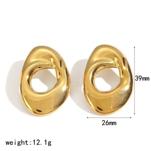 ต่างหูสแตนเลสทรงเรขาคณิตแบบเรียบง่าย ดีไซน์เกลียว ชุบทอง 18k สำหรับผู้หญิง เข้าได้กับทุกชุด รุ่น Hypoallergenic - Product Image 4