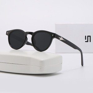 Gm Gafas de sol retro para mujer, montura pequeña negra, lentes polarizadas Uv400 Pc, estilo para exteriores 961 - Product Image 3