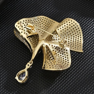 Broche en cristal de luxe de conception de niche française motif de fleur exquise épingle à la boutonnière avec Zircon cadeau de perle à la mode - Product Image 4