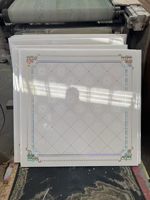 Plaque de plafond carrée en PVC imprimée au laser holographique, motif arc-en-ciel irisé, imperméable, épaisseur 7 mm, 600x600 mm