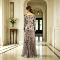 Robe de soirée sirène en tulle gris et rose transparente à manches longues, avec jupe rose intégrée, ornée de perles ondulées et scintillantes, idéale pour le bal de promo