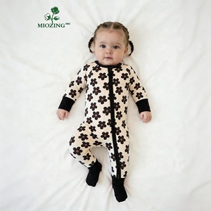 Miozing Sac de couchage pour bébé en bambou biologique, imprimé fleurs noires, style décontracté chic, en stock, Combinaison pour bébé, Vente en gros - Product Image 1
