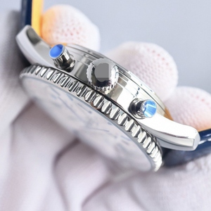 Montre-bracelet numérique simple en acier inoxydable et cuir pour homme, tendance et très vendue en Europe et en Amérique - Product Image 4