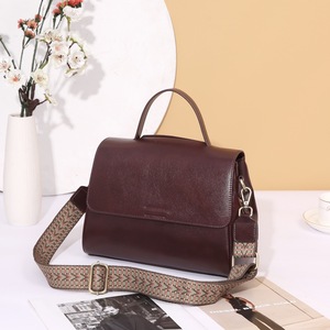 Sac à main Ando en cuir de vachette véritable avec rabat, sac à bandoulière pour femme avec large sangle - Product Image 1