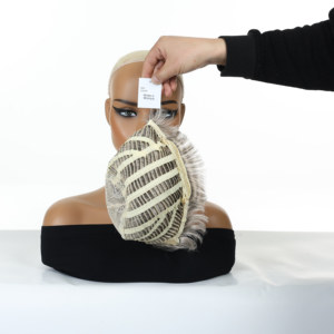 <span class=keywords><strong>Parrucca</strong></span> sintetica a strati naturale con taglio Pixie in argento reale con frangia adatta sia per gli uomini che per le donne - Product Image 4