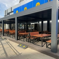 Pergola motorisée de luxe en aluminium bioclimatique avec éclairage LED, toit à lames orientables, portes coulissantes en verre, pergola de patio