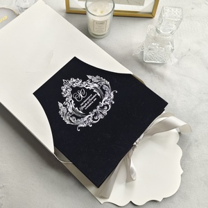 Caja de Invitación de Boda de Lujo en Terciopelo Negro con Cinta y Sobre, Impresión UV, Acrílico Dorado Espejo y Juego de Tarjetas de Detalle RSVP - Product Image 6