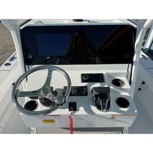 เรือตกปลาแบบคอนโซลกลาง Sportsman 247OE ปี 2026 พร้อมคานขนาด 8 ฟุต 5 นิ้ว ความยาว 8.1-12 เมตร 251+ - Product Image 4