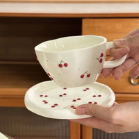 Service de table coréen en céramique, tasses à lait et à thé en céramique gaufrée cerise et myrtille, tasses à café en porcelaine avec soucoupe pour le petit-déjeuner