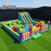 Parc d'attractions gonflable commercial pour terrain de football, aire de jeux gonflable interactive avec obstacles