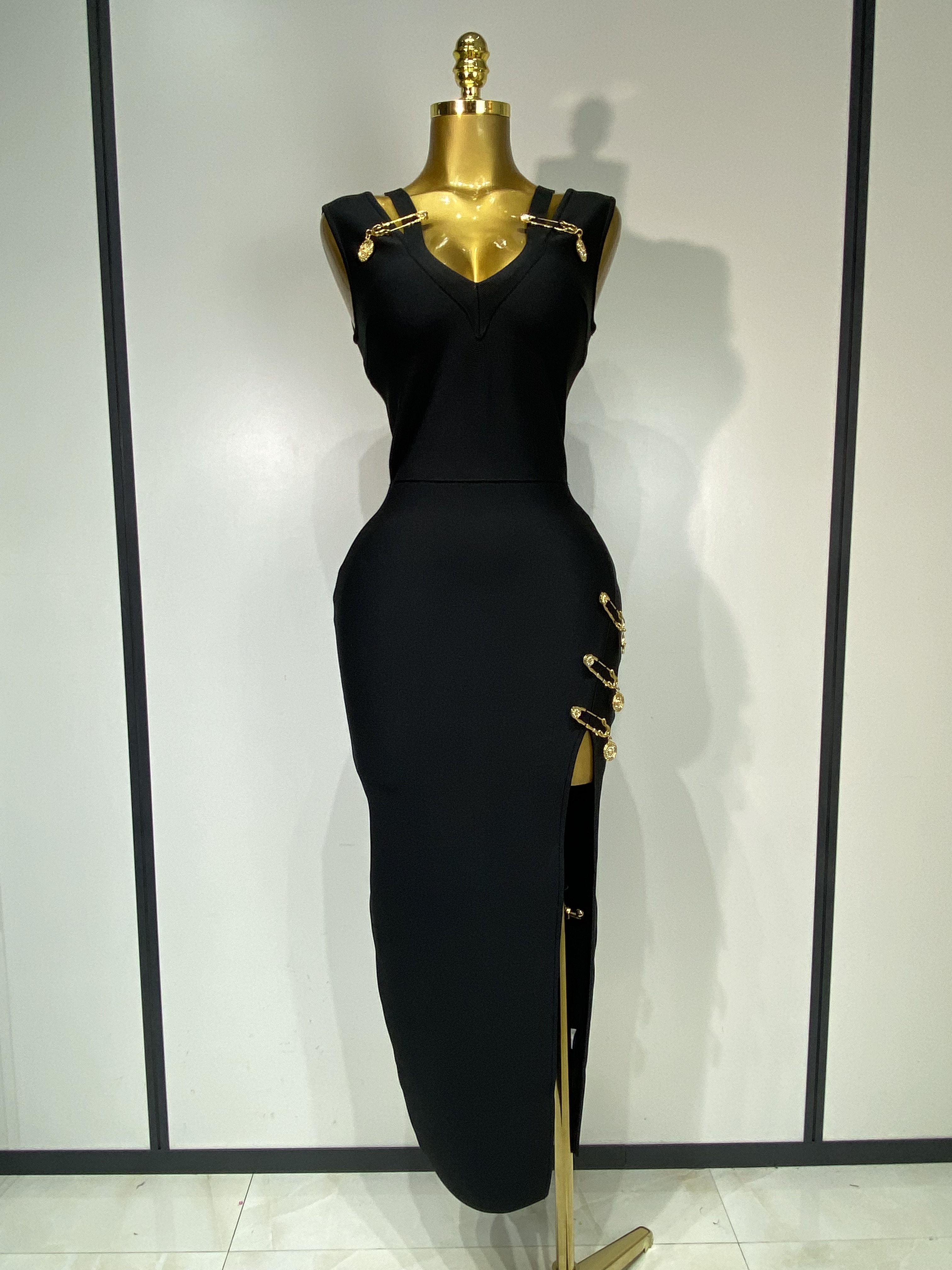green emerald velvet dress Elegant Black Wedding Dress with Gold Flower Ruffle Skirt Black / 20W