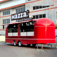 Camion de restauration mobile moderne, normes américaines, entièrement équipé pour la vente au détail de bonbons et de chips.