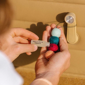 Oem bon marché personnalisé suspendu à la main breloque de voiture pince pour évent accessoire pompon 100% boules de feutre de <span class=keywords><strong>laine</strong></span> diffuseurs d'huile essentielle de voiture - Product Image 3
