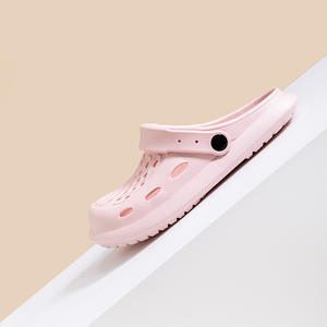 Alta calidad fábrica al por mayor verano clásico hombres y mujeres sandalias suela gruesa antideslizante agujero zapatos playa EVA Casual zuecos - Product Image 3