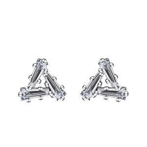 Boucles d'oreilles clous en moissanite de style classique, élégant et géométrique, en argent plaqué or, de Tianyu Gems. - Product Image 1