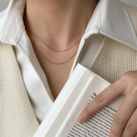 Collier Bowei pour femme avec design à double couche et plaque torsadée