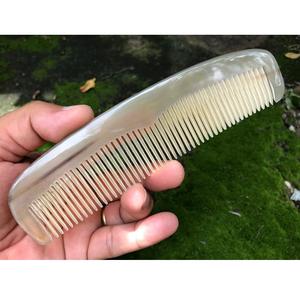 Peigne à cheveux en corne de buffle fait à la main, à dents larges et lisses, en corne naturelle polie, réduit les dommages aux cheveux et améliore la brillance des cheveux - Product Image 1