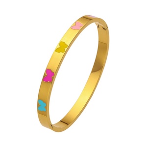 กำไลข้อมือแฟชั่นสแตนเลสสตีลเคลือบทอง 18K แบบยูนิเซ็กซ์ ประดับด้วยผีเสื้อเคลือบสีสันสดใส เหมาะสำหรับงานปาร์ตี้ - Product Image 3