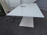 Bureau d'ordinateur minimaliste moderne pour petits bureaux, bureaux à domicile, studios de presse en bois et bureaux de réception en boîte de nuit
