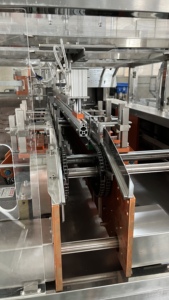 Machine d'emballage verticale haute vitesse entièrement automatique pour l'emballage d'aliments, de pizzas, de bouteilles, de blisters, de papier, d'étiquettes et de boîtes en carton - Product Image 3