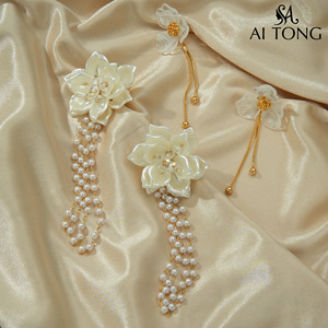 <span class=keywords><strong>Orecchini</strong></span> a Perno Moda con <span class=keywords><strong>Grandi</strong></span> Fiori in Acrilico, Perle e Nappine, Ago in Rame Argentato, Produzione di Yiwu, per Uso Quotidiano - Product Image 3