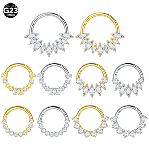 Anillos de aro de segmento con bisagras de titanio de grado de implante con orientación hacia adelante Pave White Zircons Golden Nose Septem Ring Daith Pendiente - Product Image 1
