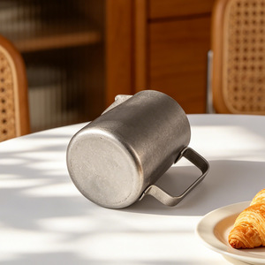 เหยือกตีฟองนมสแตนเลส 304 แบบพกพา คลาสสิก ยี่ห้อ Kingze ขนาด 350 มล./600 มล. สำหรับทำลาเต้อาร์ต เหมาะสำหรับร้านกาแฟ - Product Image 3