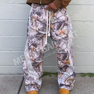 Pantalon de survêtement ample à rayures et logo personnalisé, coupe droite, imprimé camouflage Real Tree, style baggy empilé - Product Image 1